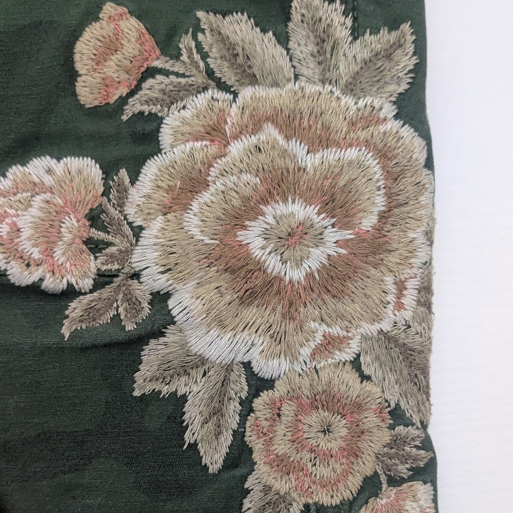 Torrid Green Camo Cutoff Shorts Floral Embroidery High Rise Raw Hem Casual 20 - Picture 9 of 13